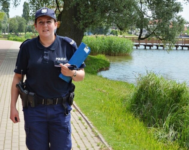 Skończyło się paliwo, zatrzymał się obok spacerującej policjantki