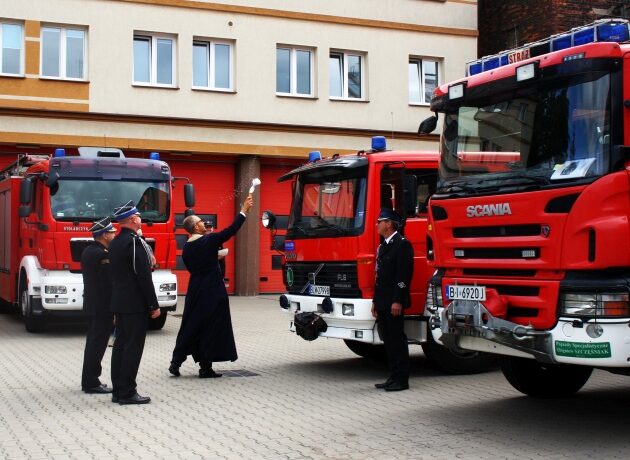 Strażacy i druhowie dostali nowe wozy strażackie