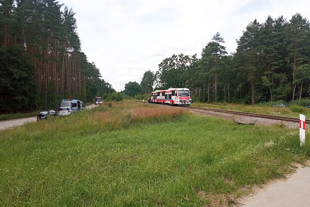 Wypadek na przejeździe kolejowym. Auto zderzyło się z szynobusem