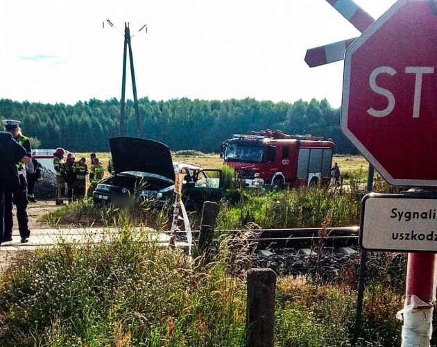 Osobówka wjechała pod pociąg. Kierowca trafił do szpitala 