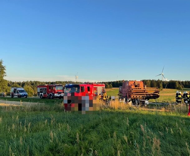 Kombajn zderzył się z osobówką. Droga zablokowana