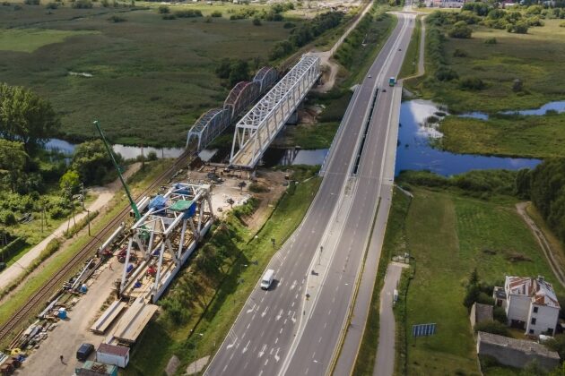 Waży 1500 ton, ma 200 metrów. Ustawiają konstrukcję mostu nad Narwią