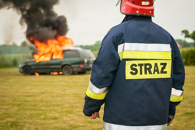 Każdego roku płonie ok. 8 tys. aut. Co jest przyczyną pożarów?