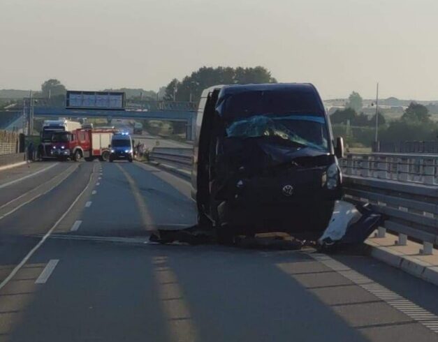 Na drodze Suwałki-Augustów TIR zderzył się z busem