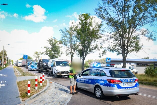 Laweta uderzyła w tył mercedesa. Kobieta ranna