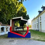 Przy Pałacu Branickich stanęła ławka z polską flagą. Wiceprezydent nie kryje oburzenia