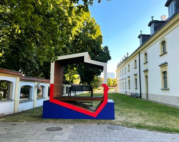 Przy Pałacu Branickich stanęła ławka z polską flagą. Wiceprezydent nie kryje oburzenia