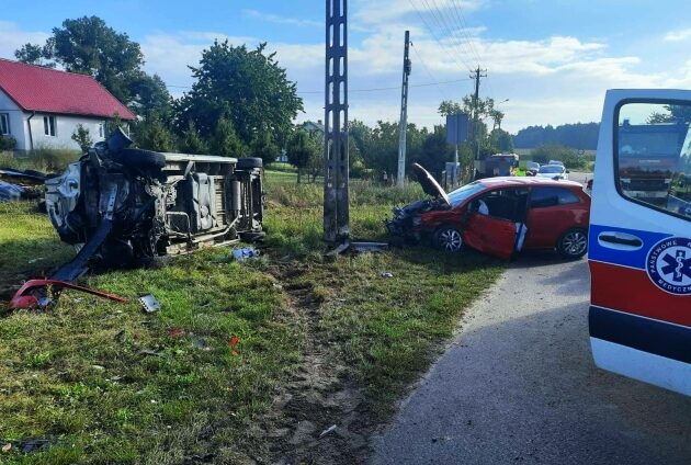 Zderzenie na lokalnej drodze. Jedno auto na boku, drugie całkowicie rozbite