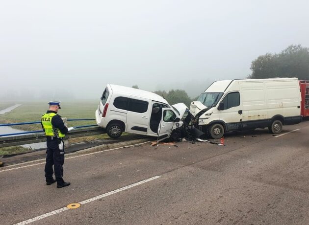 Bus zderzył się z osobówką. Udzielana jest pomoc medyczna