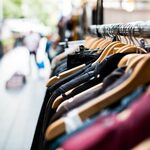 Pchli targ w białostockim centrum handlowym. Coś dla miłośników mody "z drugiej ręki"