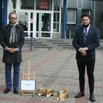 Młodzież Wszechpolska przygotowała "pomnik dokonań". Jest nim złoty nocnik