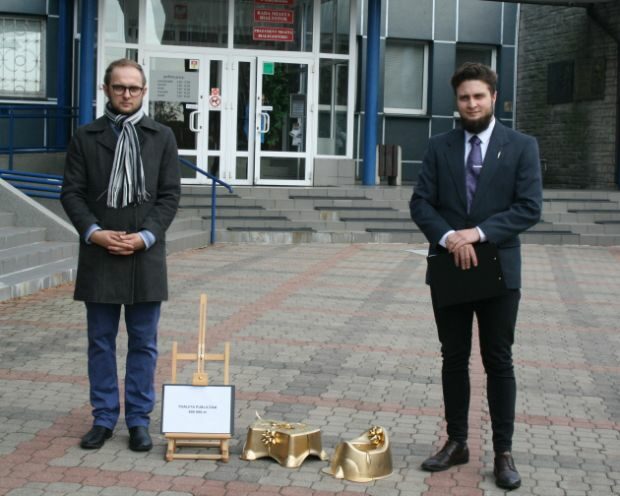 Młodzież Wszechpolska przygotowała "pomnik dokonań". Jest nim złoty nocnik