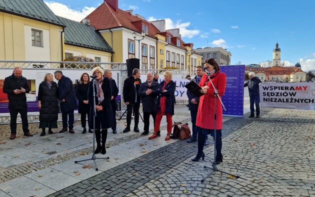 Na Rynku Kościuszki stanęła wystawa "Sprawiedliwość"