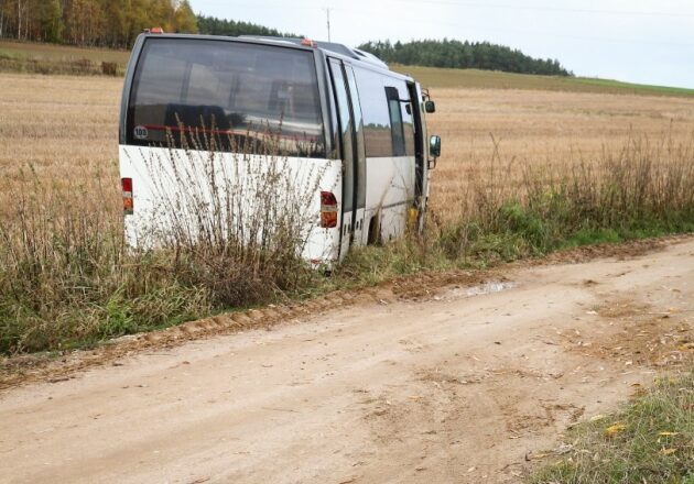 19-latek ukradł autobus. Podróż zakończył w polu