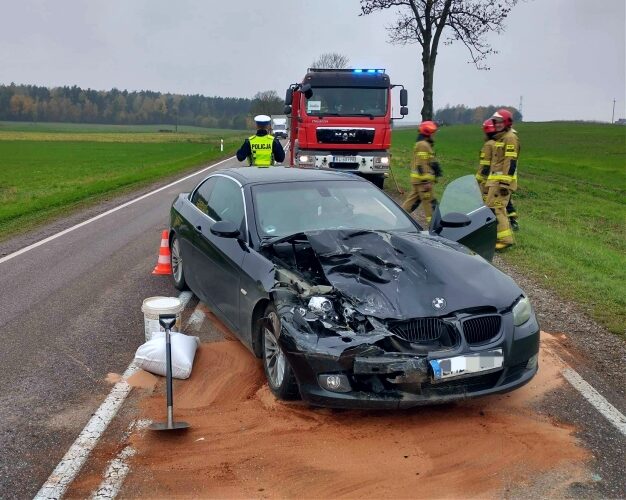 Zderzyły się dwie osobówki. Jedna osoba jest ranna