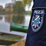 Linia cumownicza oplatała jego szyję. Zaplątanego pijanego mężczyznę uratowali policjanci