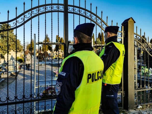 Policjanci rozpoczynają akcję "Znicz 2022"