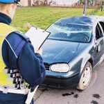 Stracił panowanie nad samochodem. 20-letni pasażer ranny