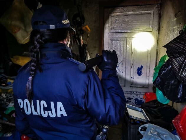 Policja kontroluje miejsca, w których mogą przebywać bezdomni