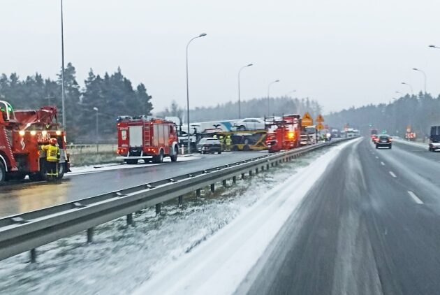 Uwaga ślisko! "Ósemka" jest zablokowana, mnóstwo kolizji 