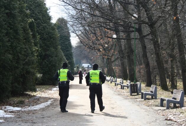 Straż miejska raz poucza a raz wystawia mandat - za ten sam czyn