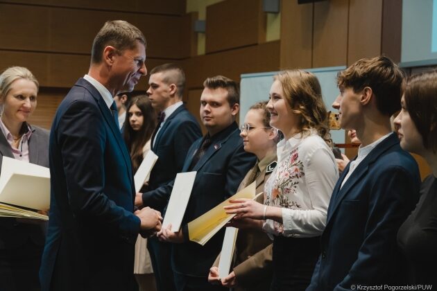 173 najzdolniejszych uczniów otrzymało stypendia od premiera