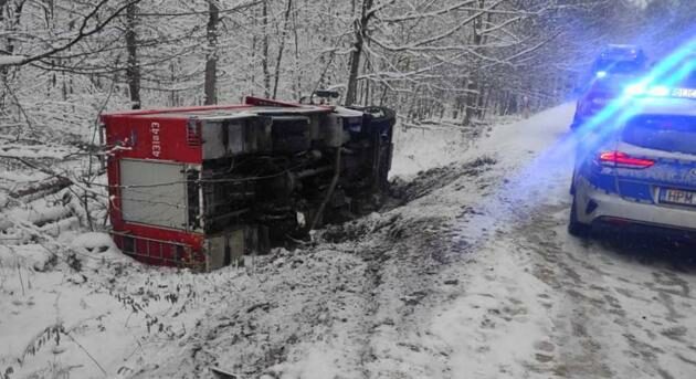 Unikając zderzenia wjechali do rowu