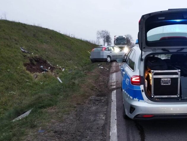 Samochód uderzył w skarpę. Kierowca z pasażerem uciekli, trwają poszukiwania