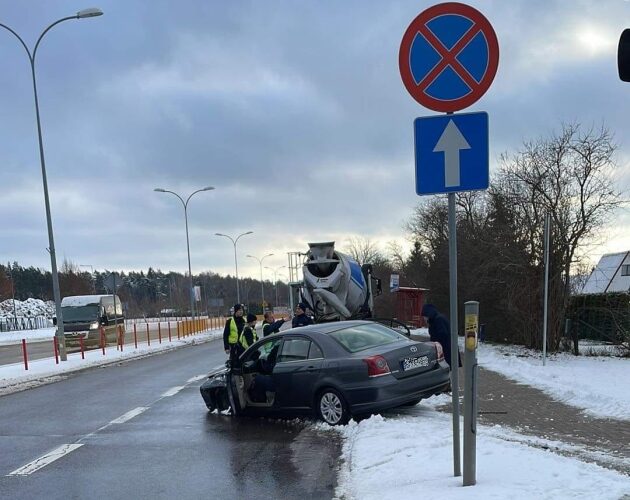 Wypadek przy sądzie. Dwie osoby w szpitalu