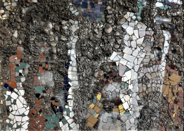 Kamyki i ceramika nawet znad mórz. Mozaika z al. Piłsudskiego zabytkiem