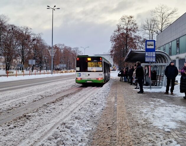 Przez pół roku był nieczynny. Pasażerowie BKM mogą korzystać z dawnego przystanku