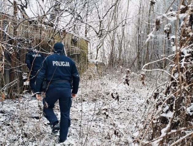 Spadł z łóżka i nie był w stanie się podnieść. Wychłodzonego mężczyznę znaleźli policjanci