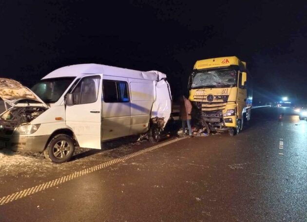 Bus stał na światłach awaryjnych, gdy wjechała w niego ciężarówka. Zginęły 2 osoby