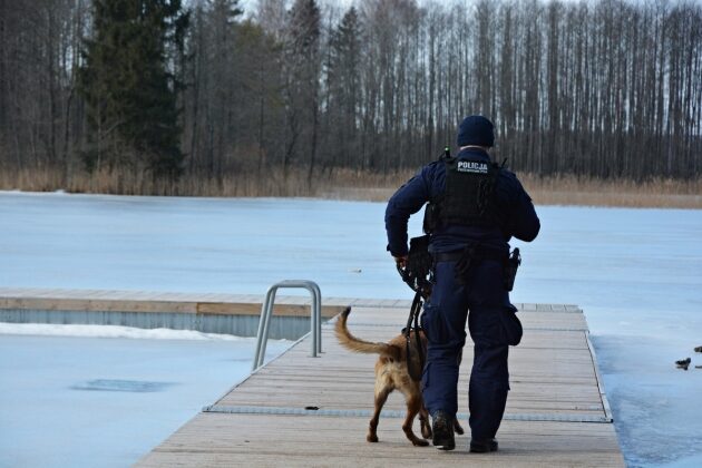 Policja apeluje o niewchodzenie do zamarzniętej wody