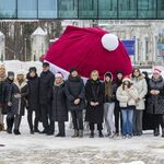 Ogromna czapka św. Mikołaja na kampusie UwB. Jej nałożenie było sporym wyzwaniem