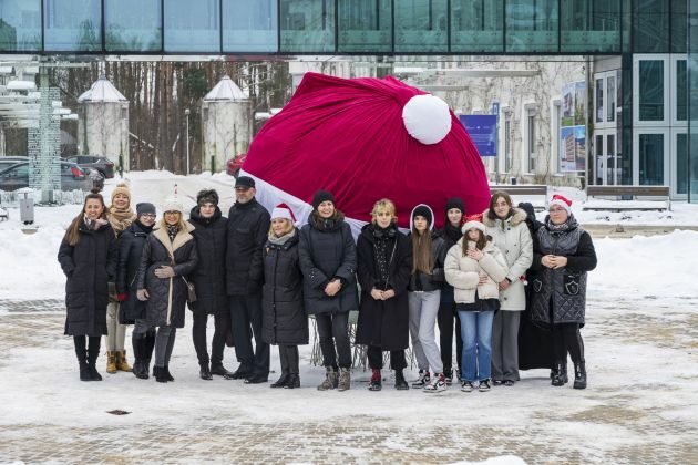 Ogromna czapka św. Mikołaja na kampusie UwB. Jej nałożenie było sporym wyzwaniem