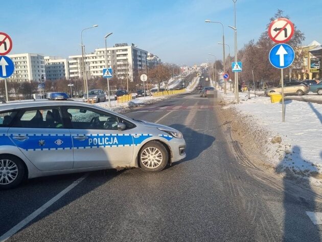 Ominęła samochód stojący na pasach. Potrąciła pieszą