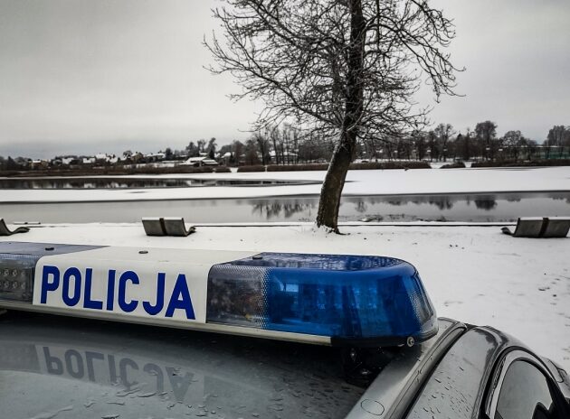 Dwukrotnie włamał się do budynku. Jego łupem padł alkohol i przewody miedziane