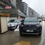 Patoparkowanie na ul. Jurowieckiej. Rowerzyści chcą ustawienia gazonów i słupków