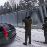 Polskie służby obrzucone kamieniami na polsko-białoruskiej granicy [WIDEO]