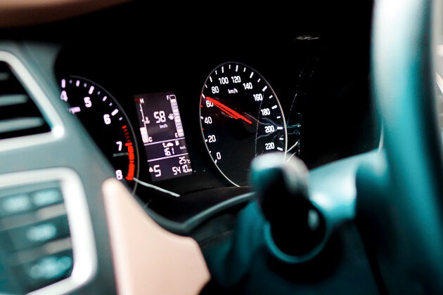 Prędkościomierze w naszych autach nie pokazują rzeczywistej szybkości jazdy. Dlaczego?