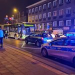 Weszła na czerwonym świetle tuż pod jadący autobus