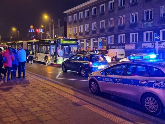 Weszła na czerwonym świetle tuż pod jadący autobus