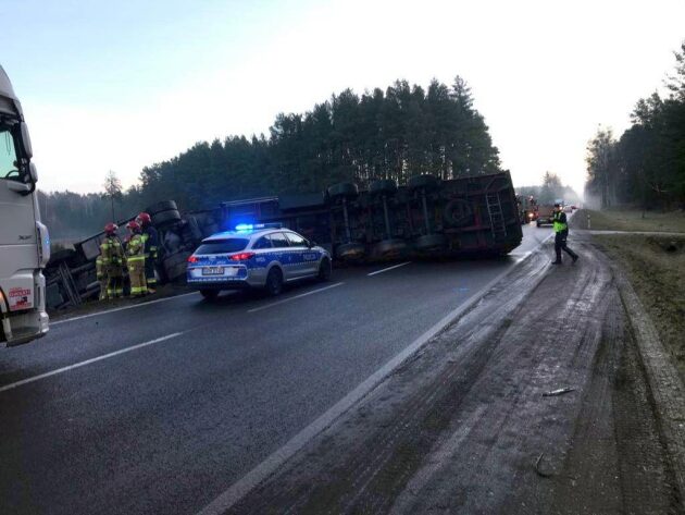 Wywrócona ciężarówka i nie tylko. W Podlaskiem poranek pełen wypadków