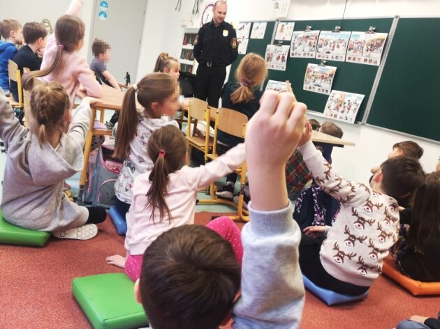 Strażnicy miejscy przypominają dzieciom o bezpieczeństwie podczas ferii