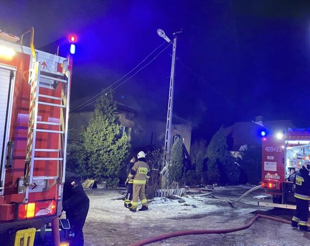 Z pożarem domu walczyło niemal 40 strażaków