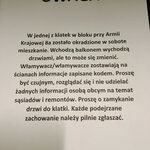 Seria włamań w okolicach Leśnej Doliny. Na klatkach pojawiły zaszyfrowane napisy