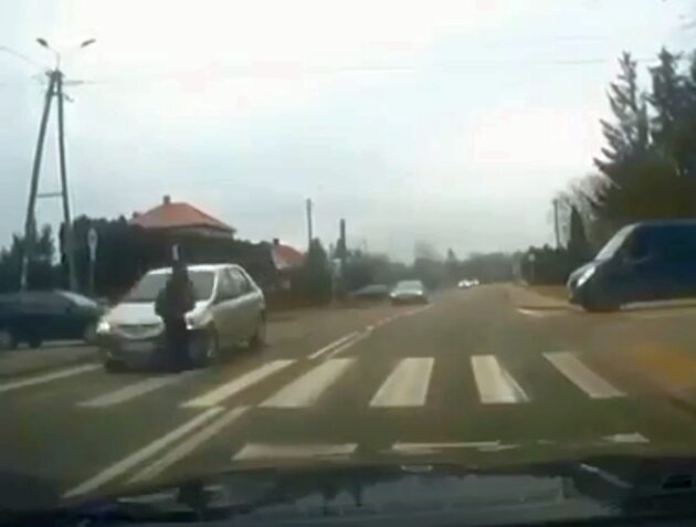 Nastolatka potrącona na przejściu dla pieszych [WIDEO]