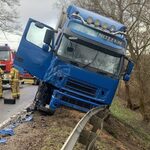 Kierowca ciągnika siodłowego zderzył się z busem