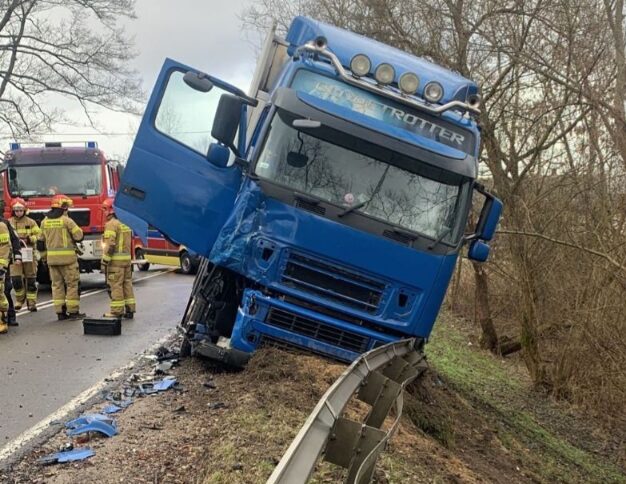 Kierowca ciągnika siodłowego zderzył się z busem